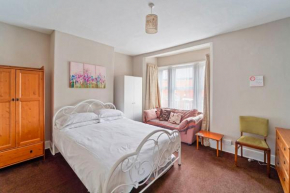 Convenient 4 Bed Homely Retreat in Wolverhampton